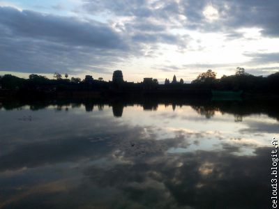 Il est 6 h e soleil se lève sur Angkor ....