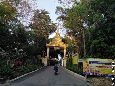 Le Wat Charoen Samanakij en montant  a gauche