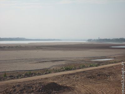 la rive un peu asseche du Mekong