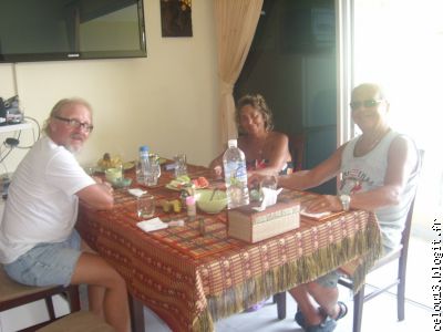 Petit repas entre amis avant le grand voyage de retour