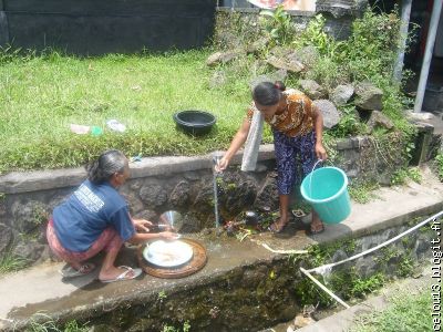 la lessive comme la vaisselle se font parfois en bord de route