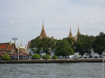 Un des X  temples de BKK vue depuis   CHAO PHRAYA RIVER