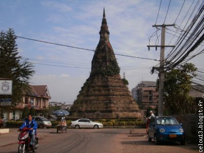 Arrivee dansVientiane au Thaidam stupa