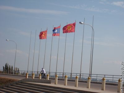 le drapeau flotte aussi sur le Mekong