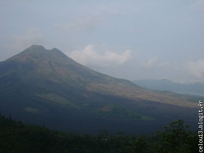 le Mont Batur ,ancient volcan , et ses 1717 m cote Ouest du lac