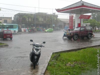 .tout cela avec cette petoire de 115cc Yamaha sous des trombes d eau