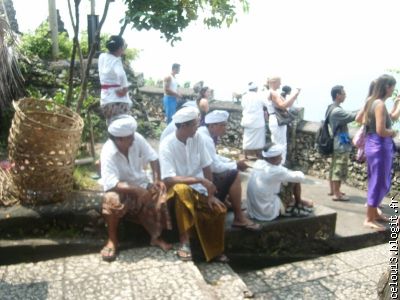 apres on se demande ce que viennent faire ces tourises  ?