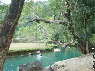 les petits baigneurs dans le lagon