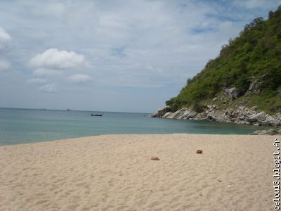 L'extrémité gauche de la plage avec un bateau de pêche en plein boulot