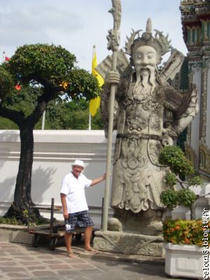 Un touriste qui fait le beau avec un garde