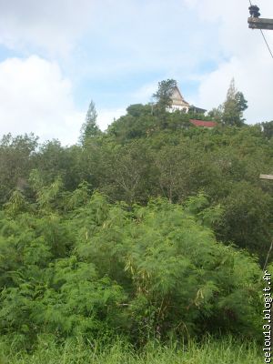 Le Temple sur son piton dans la végétation luxuriante