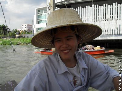 Le pays du sourire incarné par cette jeune fille