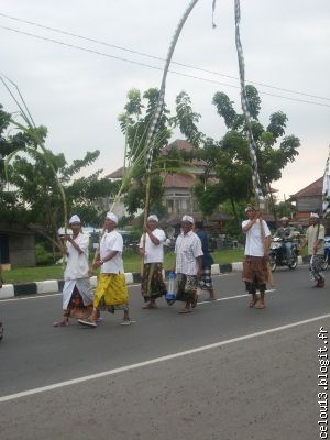 debut de la procession en direction du temple sur la voie rapide..tr