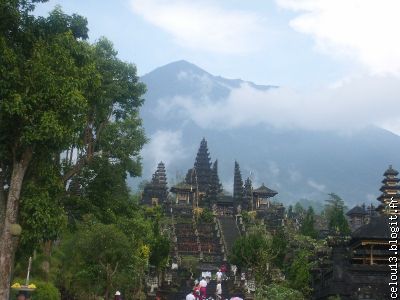 Le Mont Agung qui veille sur le temple de Besakih et qui a eu le Bonhe