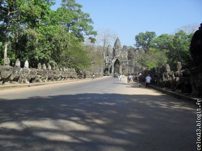 L'entrée avec ses serpents