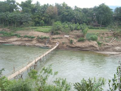 Un pont de bois sur la Nam Khan River