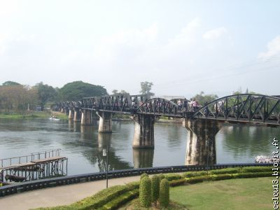 Le pont de loin