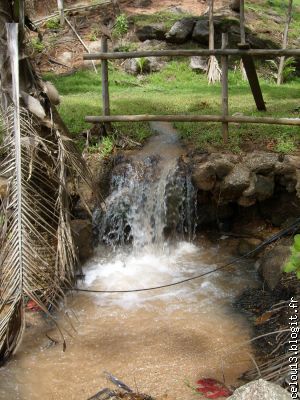 Le ruisseau d'eau douce qui descends de la colline jusqu'à la mer