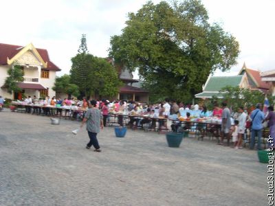 les tables sont alignees en L pour  deposer les offrandes ( a boire et