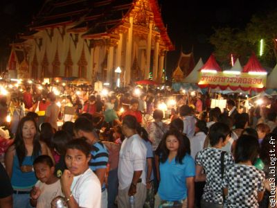 La foule autour d'un des Temples du Wat Chalong