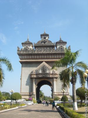 L Arc de Triomphe de Patuxai ou Tarmac vertical