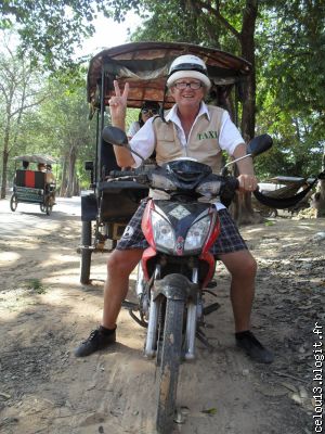 Un chauffeur de taxi Tuk-Tuk